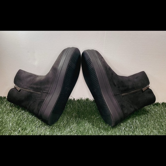 JSlides NYC Faux Fur Lined Waterproof Boot in Black. Our Inventory:1-10 - Picture 4 of 5